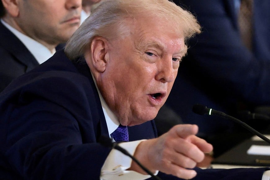 FILE PHOTO: U.S. President Donald Trump points as he attends a meeting with oil industry executives, at the White House in Washington, D.C., U.S., January 9, 2026. REUTERS/Evelyn Hockstein/File Photo