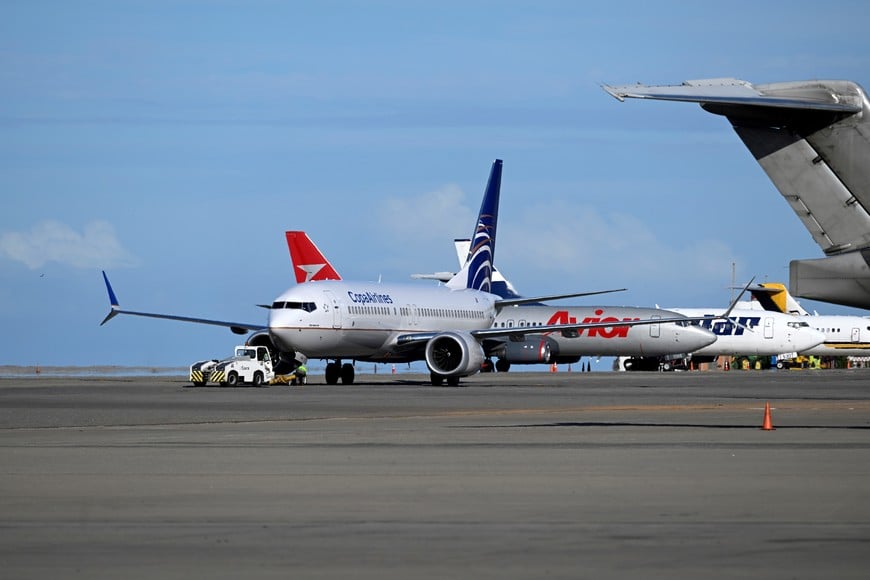 (251204) -- LA GUAIRA, 4 diciembre, 2025 (Xinhua) -- Imagen del 3 de diciembre de 2025 de un avión de la aerolínea panameña Copa Airlines rodando en el Aeropuerto Internacional Simón Bolívar, en Maiquetía, estado de La Guaira, Venezuela. La aerolínea panameña Copa Airlines suspendió el miércoles todos los vuelos desde y hacia Caracas, capital de Venezuela. (Xinhua/Li Muzi) (rtg) (ra) (vf)