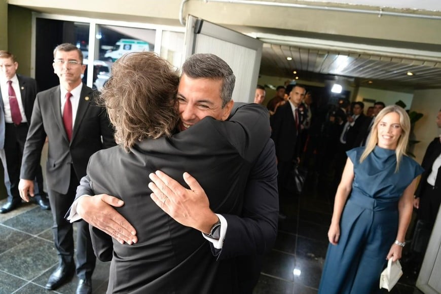 El presidente Javier Milei saludó al presidente de Paraguay, Santiago Peña.