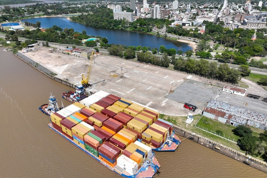 Dos barcazas llenas de contenedores a punto de zarpar. Crédito: Archivo Fernando Nicola