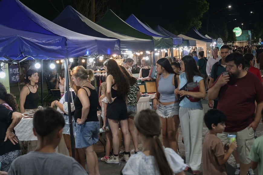 Más de 100 emprendedores ofrecieron productos en la feria del festival.