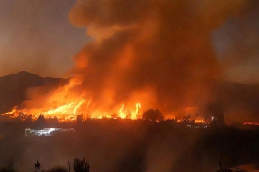 Bomberos, brigadistas forestales y fuerzas de seguridad trabajan sin descanso