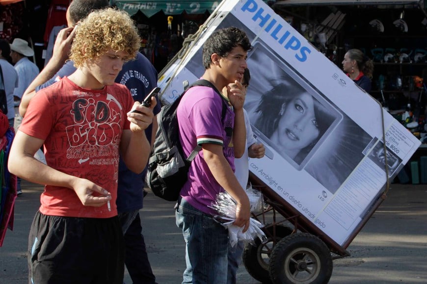un hombre compra televisor lcd

REFILE - CORRECTING CATEGORY IN IPTC/NAA

A general view of a street in Ciudad del Este, 350 km (217 miles) to the east of Asuncion on the border with Argentina and Brazil May 10, 2012. Ciudad del Este kicked off a city-wide "Black Friday" on Thursday, with dealers offering huge discounts until May 13, according to local media. REUTERS/Jorge Adorno (PARAGUAY - Tags: BUSINESS SOCIETY) paraguay ciudad del este  venta liquidacion en ciudad del este viernes negro venta compra electrodomesticos