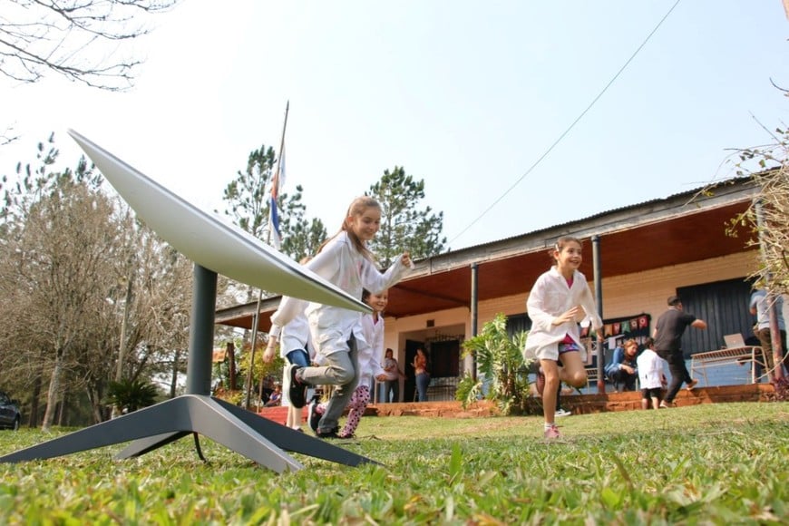 Una pequeña escuela del interior de Misiones conectada a la red. Gentileza Canal 12.