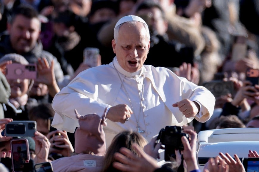 Pope Leo XIV gestures as he arrives for a general audience in St. Peter’s Square at the Vatican, December 31, 2025. REUTERS/Remo Casilli     TPX IMAGES OF THE DAY