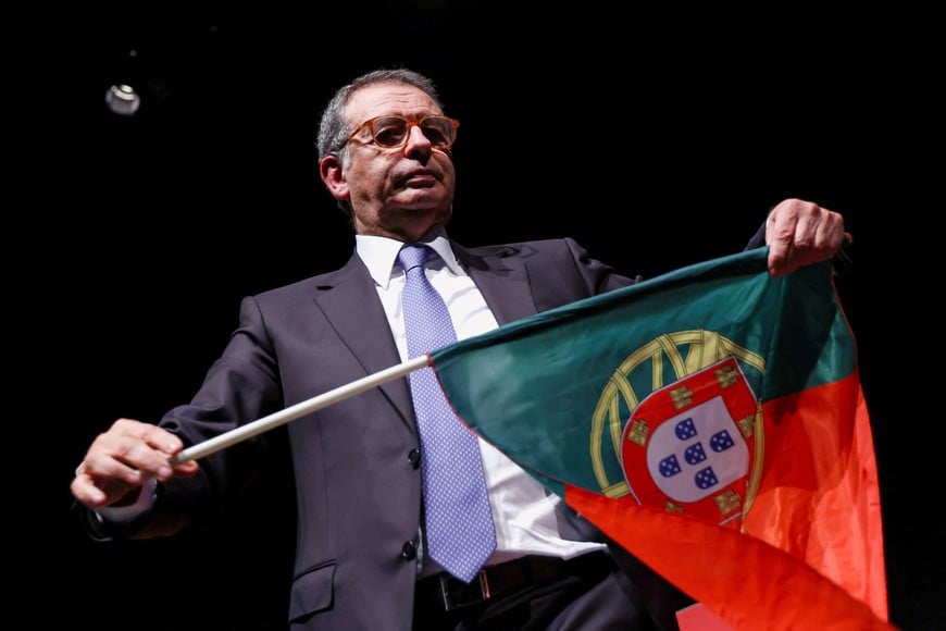 Portuguese presidential candidate of the Socialist Party, Antonio Jose Seguro, holds a Portuguese flag onstage after leading the first round of Portugal's presidential election, in Caldas da Rainha, Portugal, January 19, 2026. REUTERS/Rodrigo Antunes