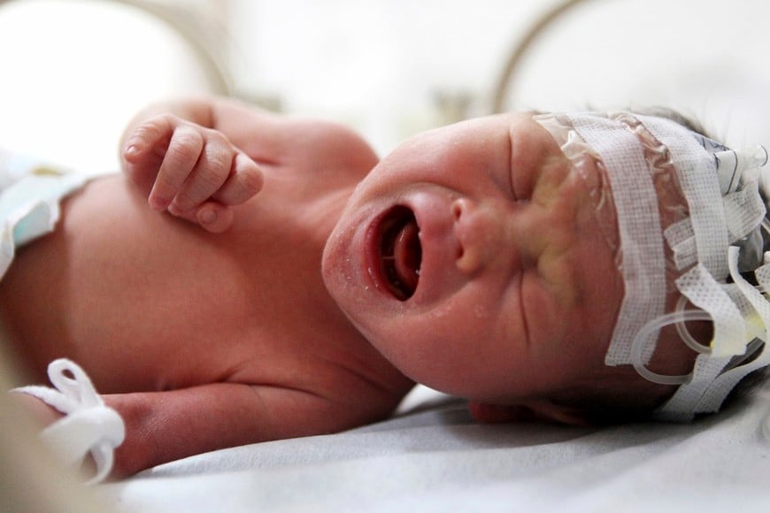 An abandoned newborn baby cries in an incubator after he was rescued from a sewage pipe at a hospital in Jinhua, Zhejiang province May 28, 2013. Firefighters in eastern China rescued the abandoned newborn baby boy lodged in a sewage pipe directly beneath a toilet commode, state television reported. According to local media, the baby is now in stable condition. Picture taken May 28, 2013. REUTERS/China Daily (CHINA - Tags: SOCIETY HEALTH) CHINA OUT. NO COMMERCIAL OR EDITORIAL SALES IN CHINA china Zhejiang Jinhua  china rescate bebe abandonado en una tuberia rescate bebe abandonado en una tuberia