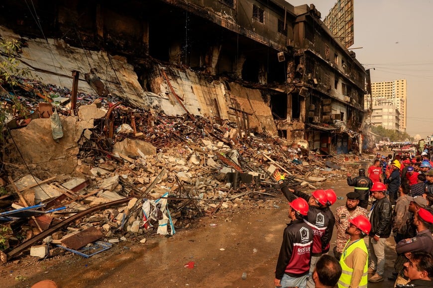 Emergency personnel survey the damaged portion of the building, following a massive fire that broke out in the Gul Plaza Shopping Mall in Karachi, Pakistan, January 19, 2026. REUTERS/Akhtar Soomro