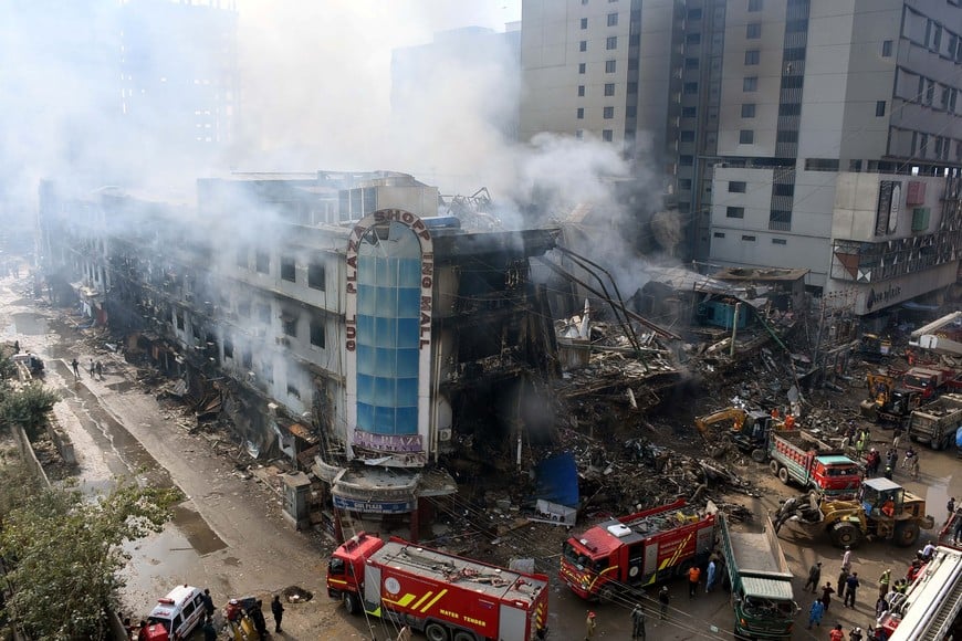 (260119) -- KARACHI, 19 enero, 2026 (Xinhua) -- Rescatistas trabajan en el sitio de un incendio en un centro comercial, en Karachi, Pakistán, el 19 de enero de 2026. El número de muertos por un incendio ocurrido en un centro comercial en la ciudad portuaria de Karachi, en el sur de Pakistán, ascendió a 14 el lunes por la mañana, después de que los equipos de rescate recuperaran más cadáveres durante una operación de búsqueda, según informaron las autoridades. (Xinhua/Str) (oa) (ah) (vf)