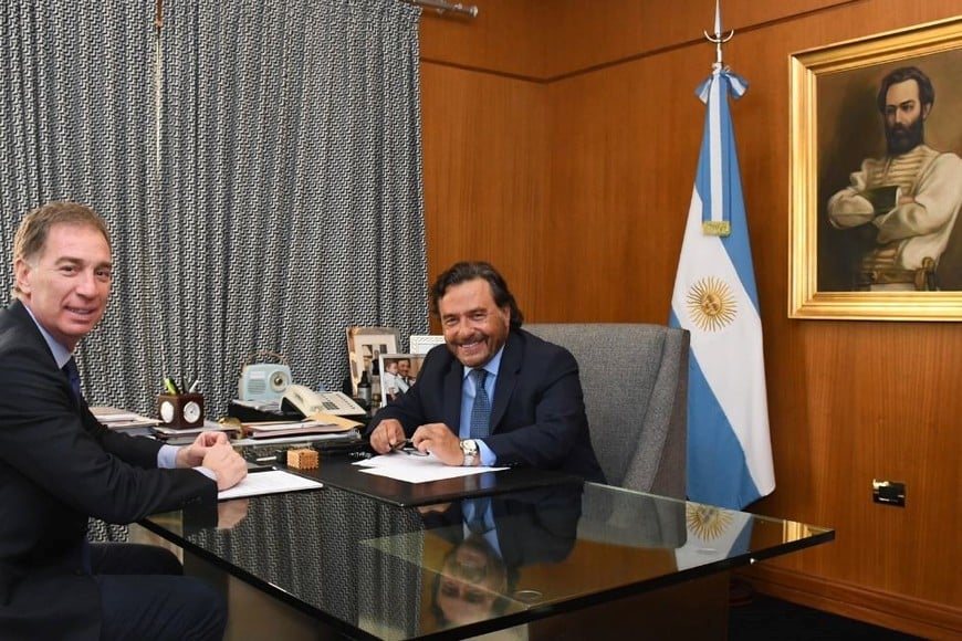 Diego Santilli y Gustavo Sáenz durante el encuentro en la sede de la Gobernación de Salta.