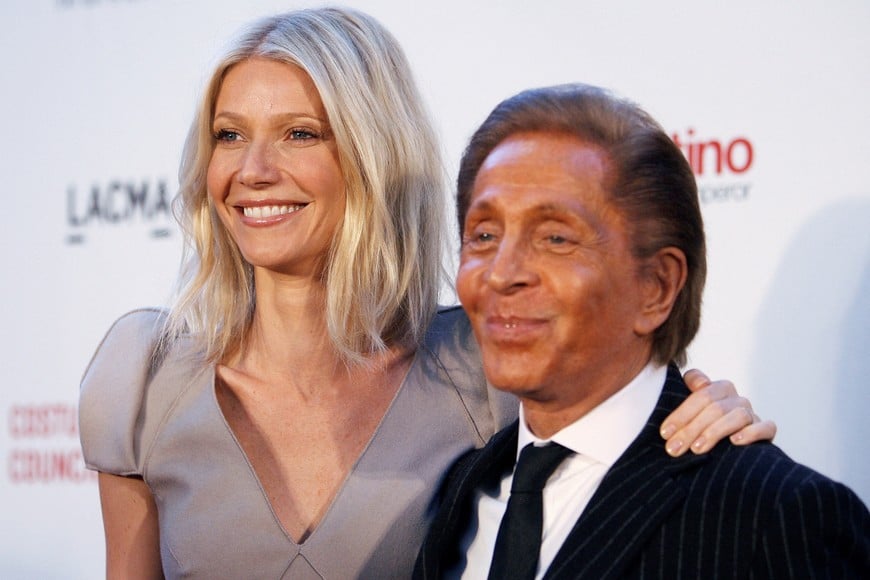 FILE PHOTO: Actress Gwyneth Paltrow and Italian fashion designer Valentino Garavani pose at the West Coast premiere of the documentary "Valentino: The Last Emperor" at the Los Angeles County Museum of Art (LACMA) in Los Angeles April 1, 2009. REUTERS/Mario Anzuoni   (UNITED STATES ENTERTAINMENT FASHION)/File Photo