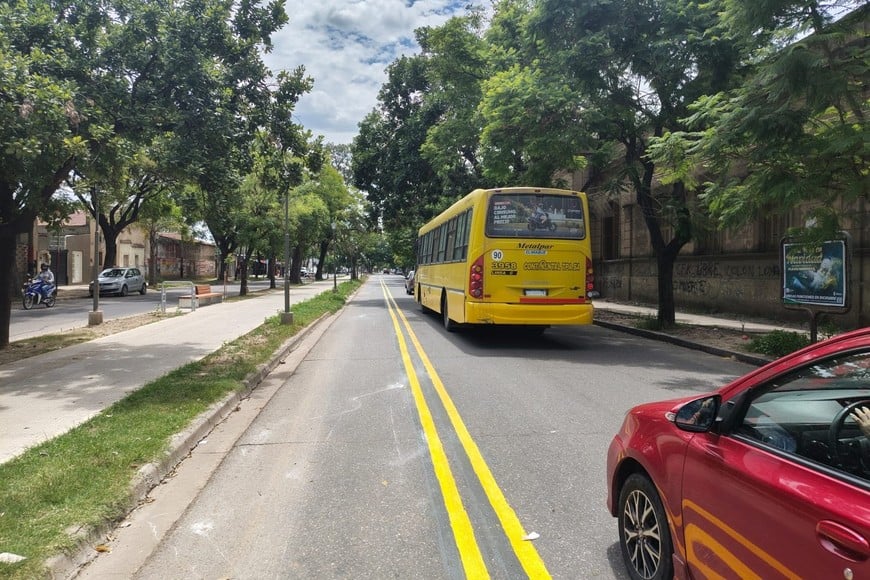 A partir de Urquiza y hasta Dr. Zavalla, la nueva ciclovía de JJ Paso se adopta una tipología de ciclovía ubicada sobre el borde izquierdo de la calzada norte.
MCSF