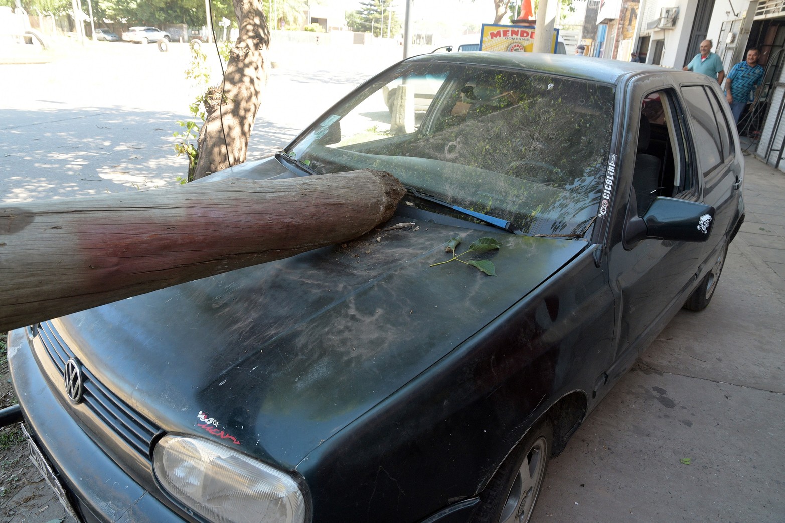 Así quedó uno de los vehículos víctimas del incidente. Foto: Guillermo Di Salvatore