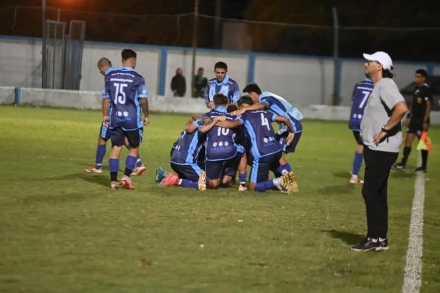 La Juve festejó el golazo de Olivera de tiro libre. Foto: Mauricio Ríos.