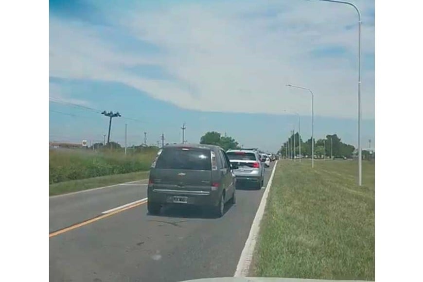 Largas filas a causa de los semáforos.