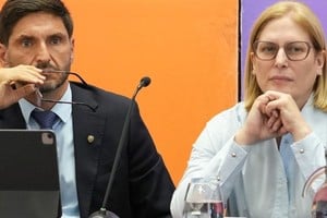 Maximiliano Pullaro encabezó la reunión de gabinete en la delegación Rosario junto a Gisela Scaglia.