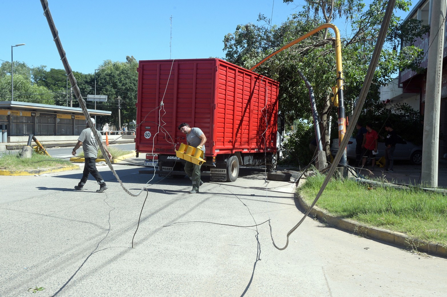 Los restos del semáforo impactado retirados por personal a cargo. 