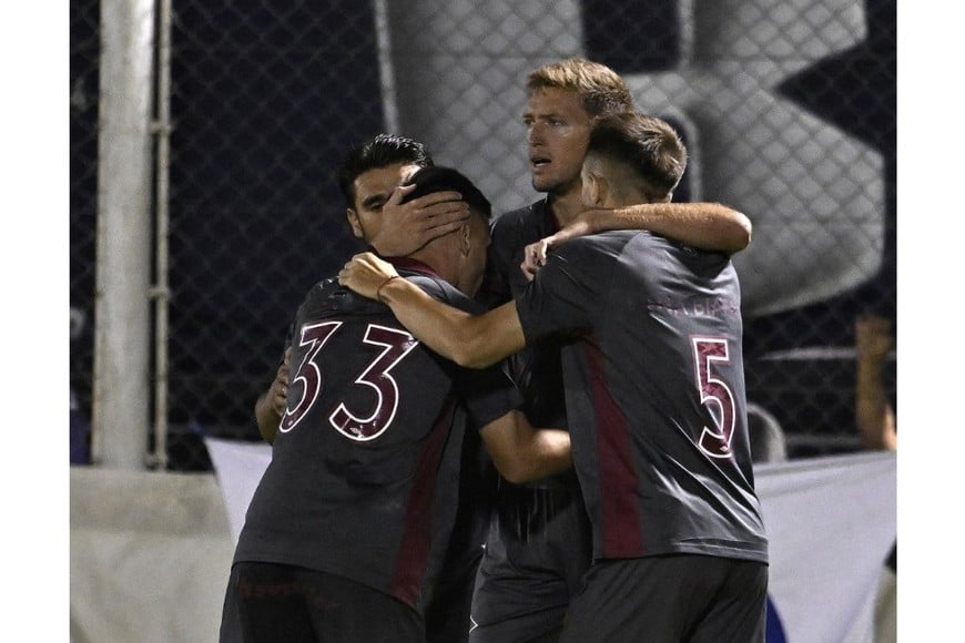 El festejo del Granate en el triunfo. Crédito: Prensa Lanús