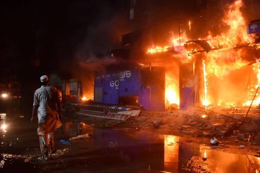 (260118) -- KARACHI, 18 enero, 2026 (Xinhua) -- Un incendio arrasa con un centro comercial, en la ciudad portuaria de Karachi, en el sur de Pakistán, el 18 de enero de 2026. Al menos seis personas murieron y más de 20 resultaron heridas tras un incendio en un centro comercial en la ciudad portuaria de Karachi, en el sur de Pakistán, el sábado por la noche, informaron las autoridades el domingo. La portavoz de la provincia sureña de Sindh, Sadia Javed, declaró a Xinhua que el incendio se originó en Gul Plaza, un centro comercial de varias plantas ubicado en la calle MA Jinnah, que alberga más de 1.200 tiendas. (Xinhua/Str) (rtg) (ah)