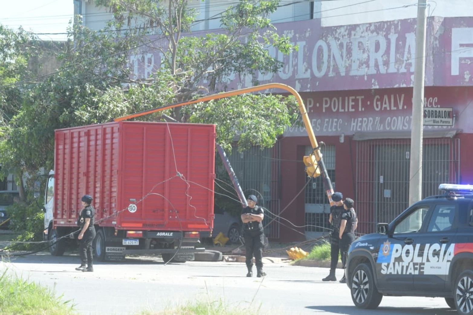El camión que generó complicaciones este lunes. 