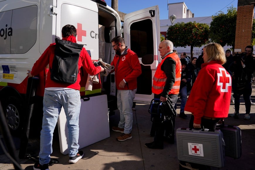 Members of the Red Cross prepare to bring utilities to the crash area, following a deadly derailment of two high-speed trains near Adamuz, in Cordoba, Spain, January 19, 2026. REUTERS/Ana Beltran