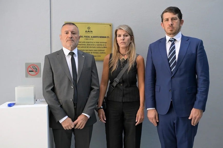 Mario Sobol junto al presidente de AMIA, Osvaldo Armoza, y Sandra Arroyo Salgado.