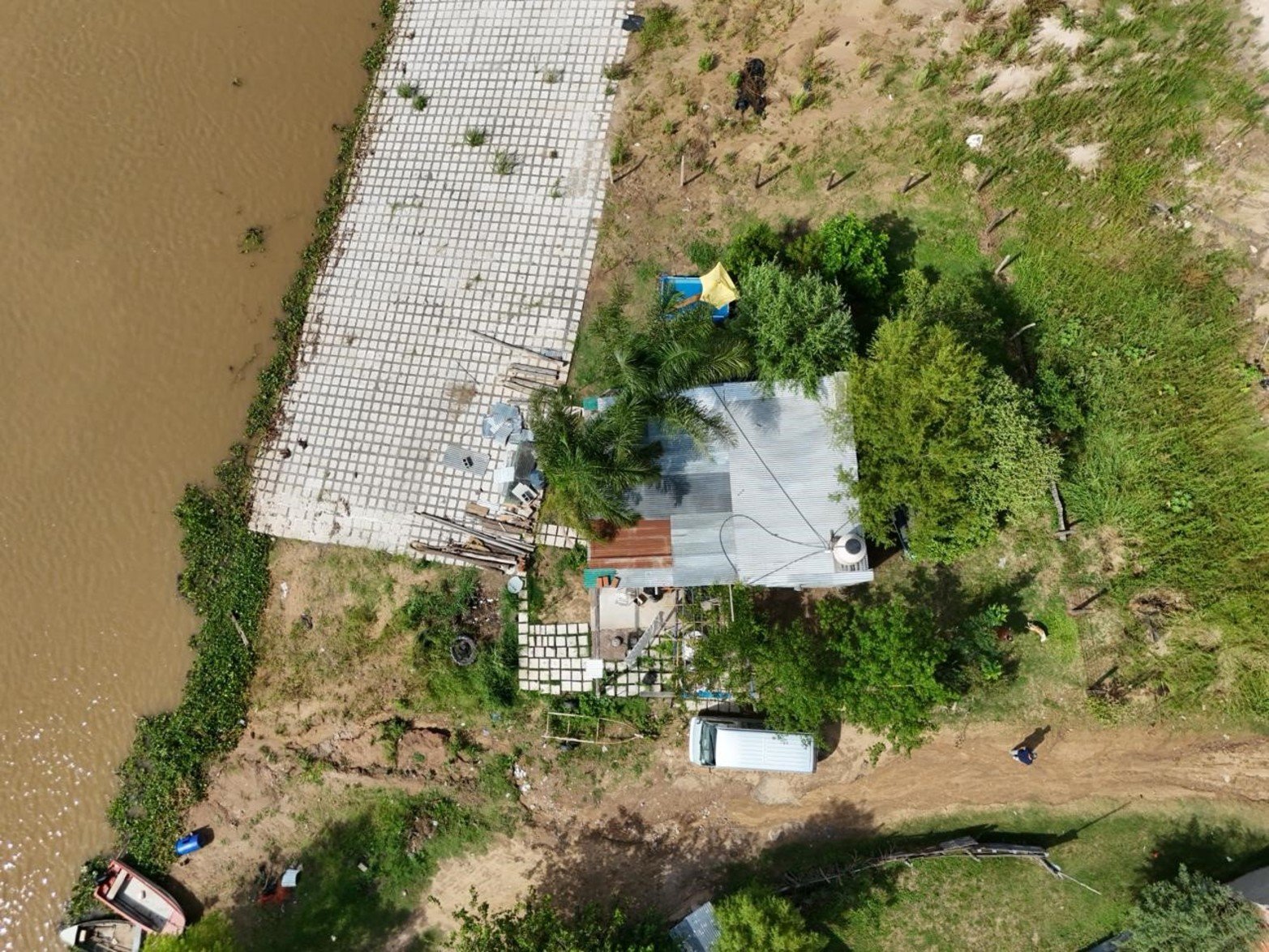 “Cuando llueve fuerte, el agua no escurre y terminamos con los patios inundados”, relatan vecinos del sector.