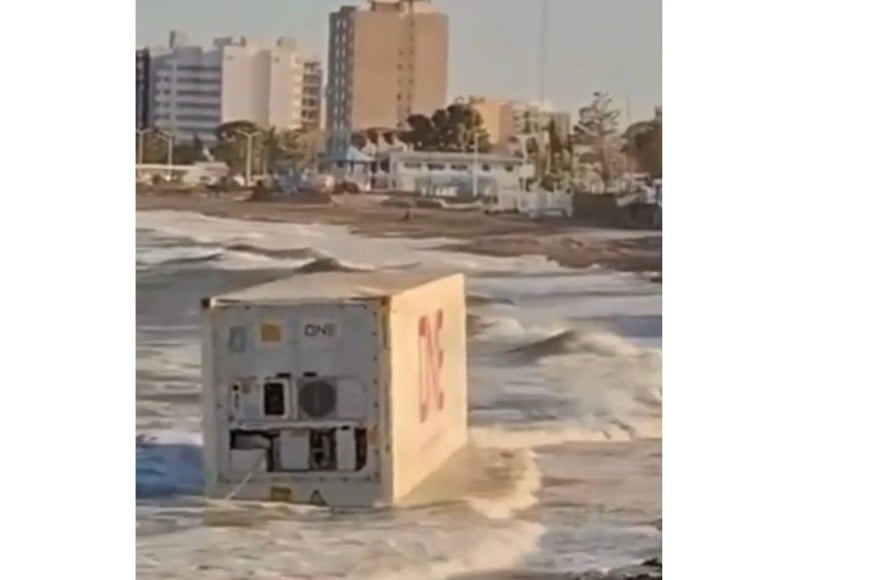 Las imágenes del contenedor flotando y luego varado se difundieron rápidamente