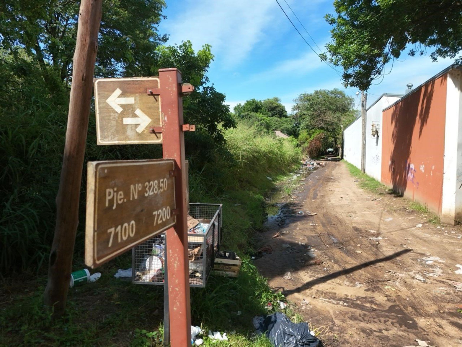 Residuos arrojados fuera de los cestos generan focos de contaminación y complican la limpieza de la zona.