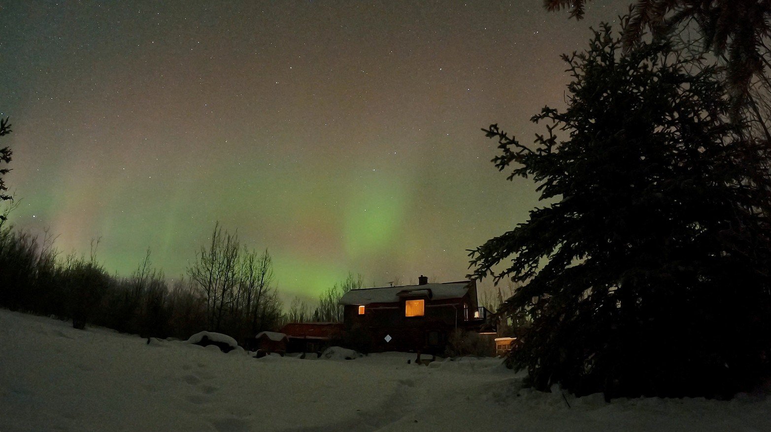 Una potente eyección de masa coronal (CME) del Sol alcanzó la Tierra y desencadenó una tormenta geomagnética de nivel G4, impulsando las auroras hacia latitudes más bajas de lo usual en Mount Lorne, Yukón, Canadá.