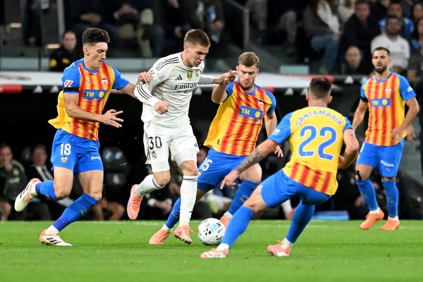 Soccer Football - LaLiga - Real Madrid v Valencia - Santiago Bernabeu, Madrid, Spain - November 1, 2025
Real Madrid's Franco Mastantuono in action with Valencia's Lucas Beltran REUTERS/Juan Barbosa