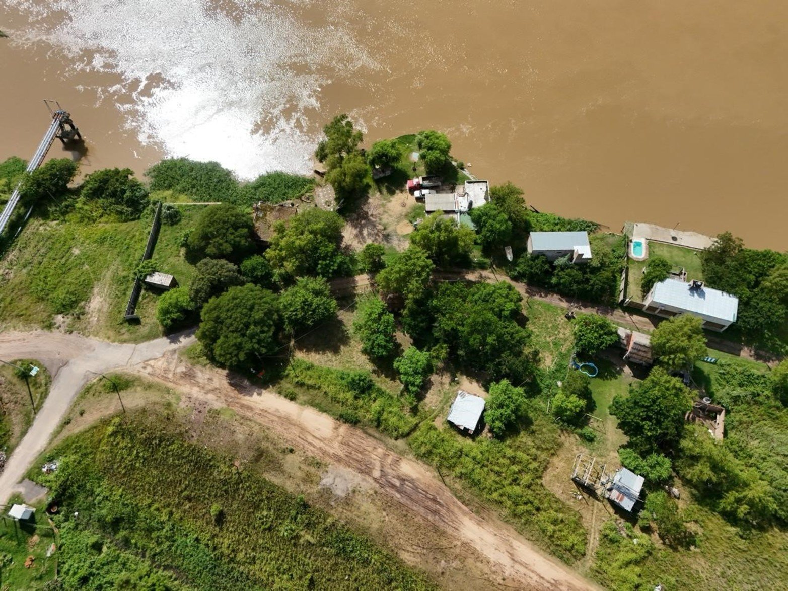 “Si el terraplén se rompe, el agua llega hasta la ruta”, advierten quienes viven cerca de la defensa.
