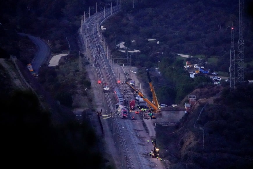 A general view of the wreckage of a train in the aftermath of an accident in which derailed carriages of one train smashed into an oncoming one, near Adamuz, in Cordoba, Spain, January 20, 2026. REUTERS/Ana Beltran