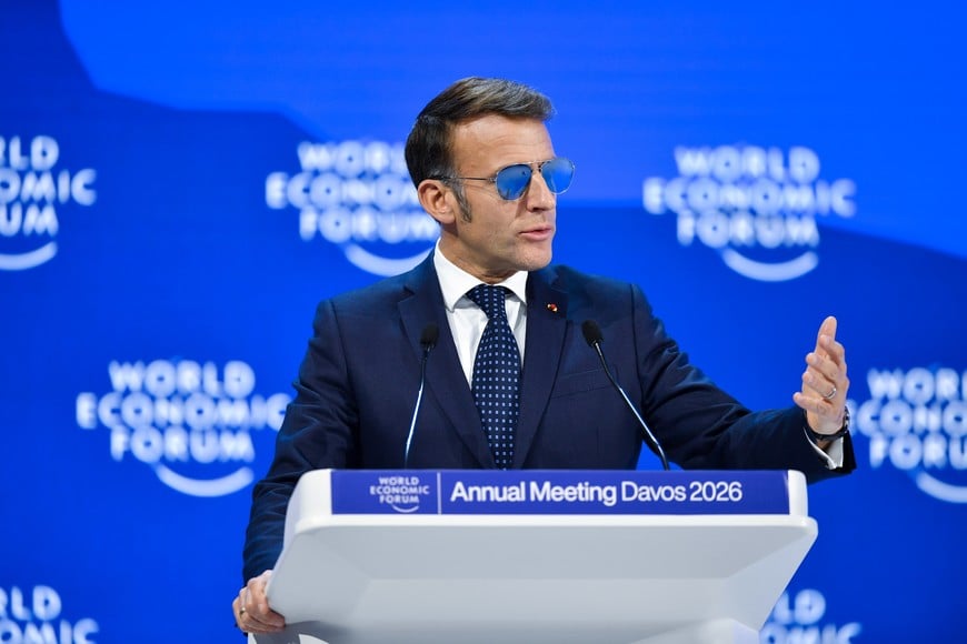 (260120) -- DAVOS, 20 enero, 2026 (Xinhua) -- El presidente francés, Emmanuel Macron habla en la reunión anual del Foro Económico Mundial, en Davos, Suiza, el 20 de enero de 2026. El presidente de Francia, Emmanuel Macron, dijo el martes que la Unión Europea "no debe dudar" en desplegar su mecanismo anticoerción en respuesta a las amenazas arancelarias de Estados Unidos vinculadas a Groenlandia. (Xinhua/Lian Yi) (oa) (ah) (vf)