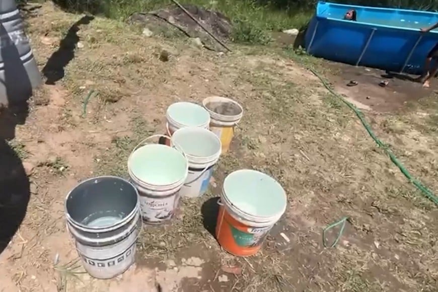 Barranquitas Oeste: bidones y baldes, la postal diaria ante la falta de presión.