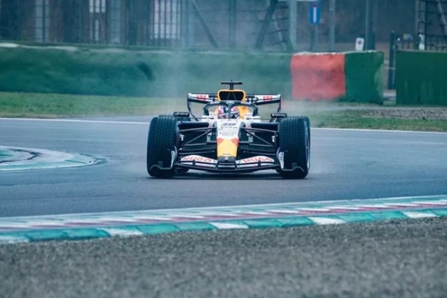 Primeras vueltas y primer error: Lindblad sufrió un accidente en el shakedown del VCARB03. Foto: Motorsports.com