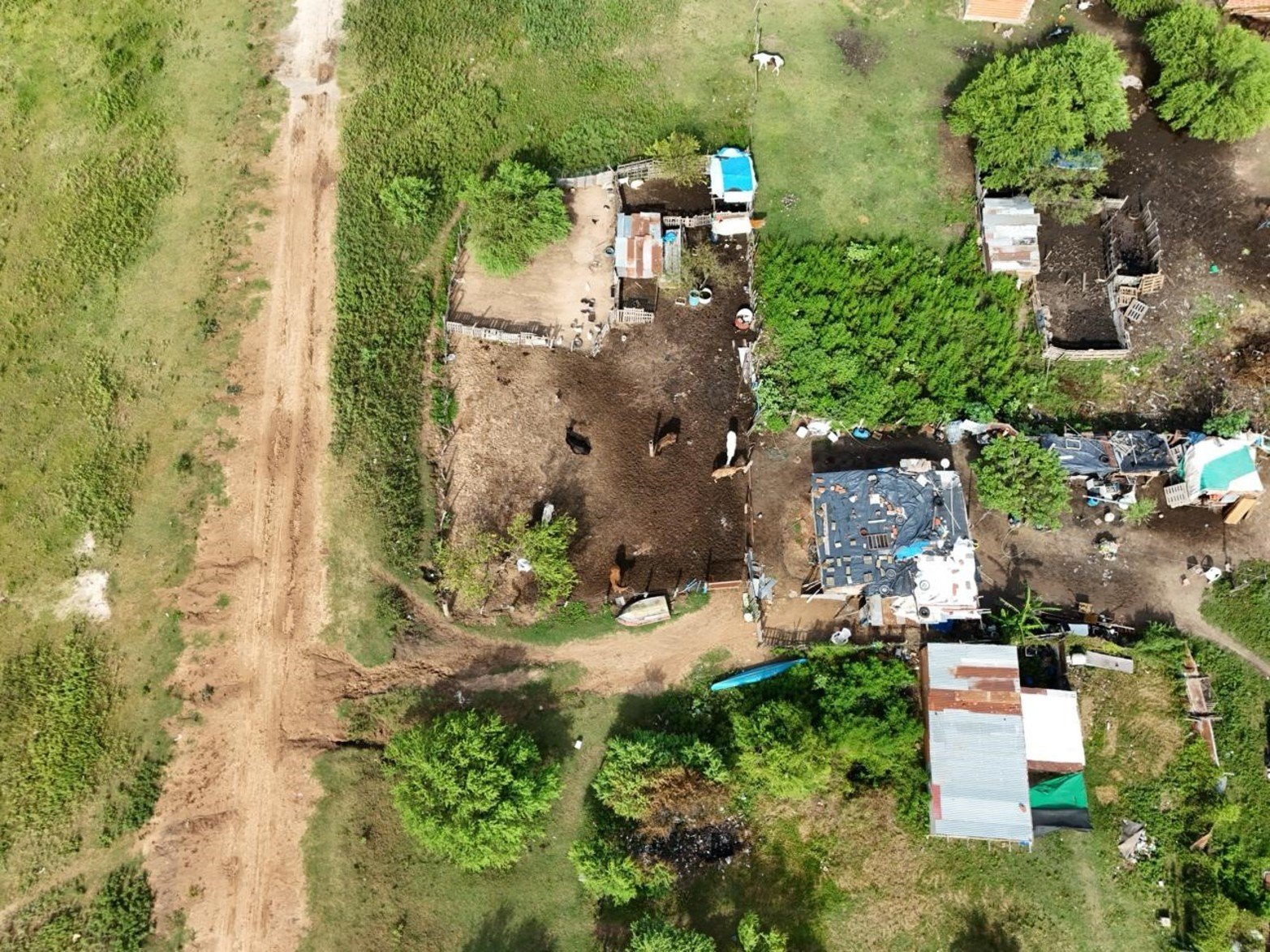 Vecinos denuncian ocupaciones precarias sobre la defensa hídrica, del lado que da al río, lo que debilita la estructura del terraplén.