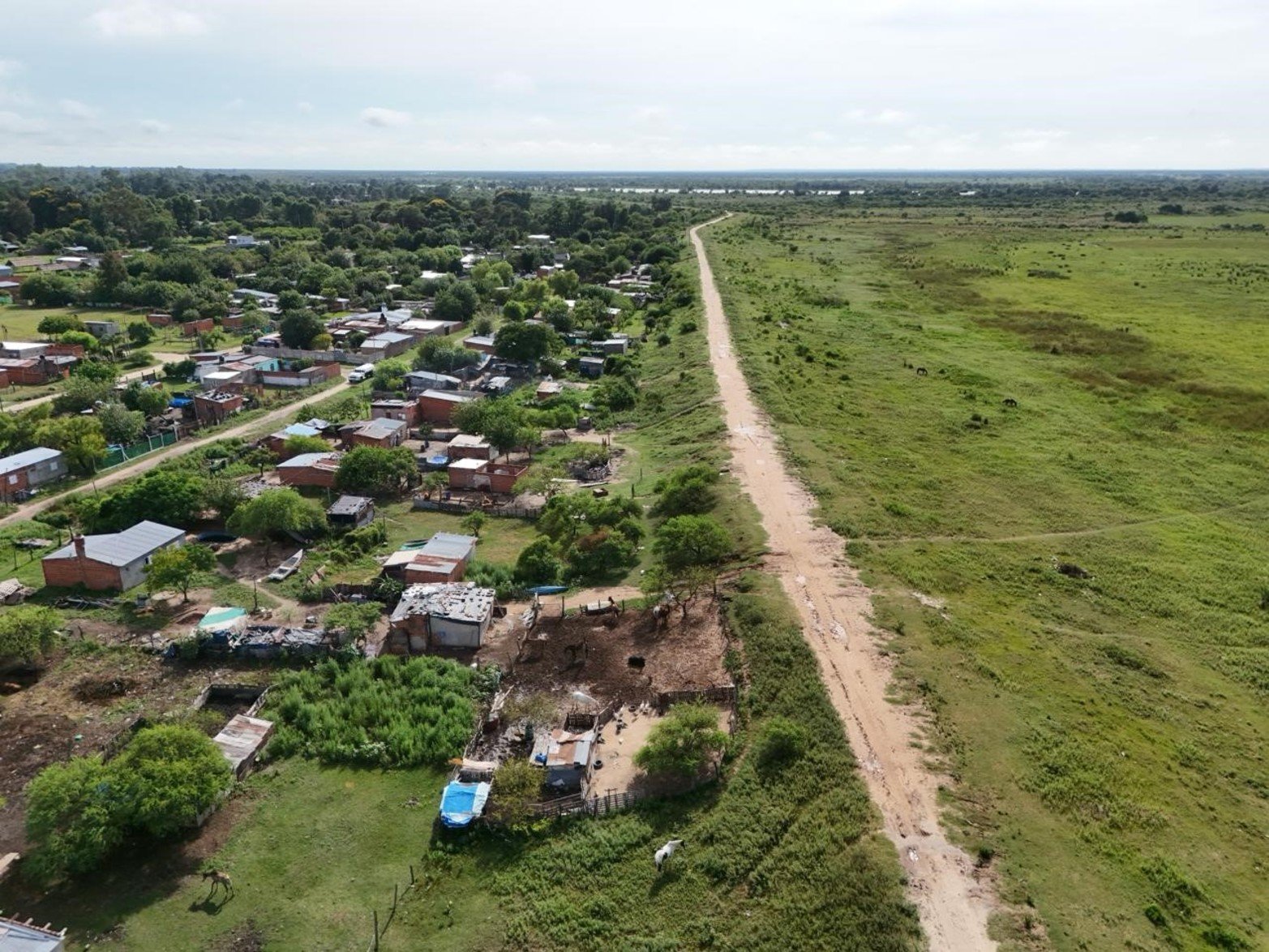 Vecinos alertan que el debilitamiento del terraplén pone en riesgo la defensa hídrica de toda la zona costera.