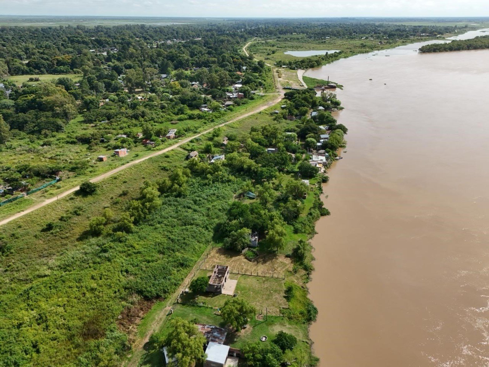 Habitantes de la zona advierten que los asentamientos reaparecen una y otra vez pese a desalojos anteriores.