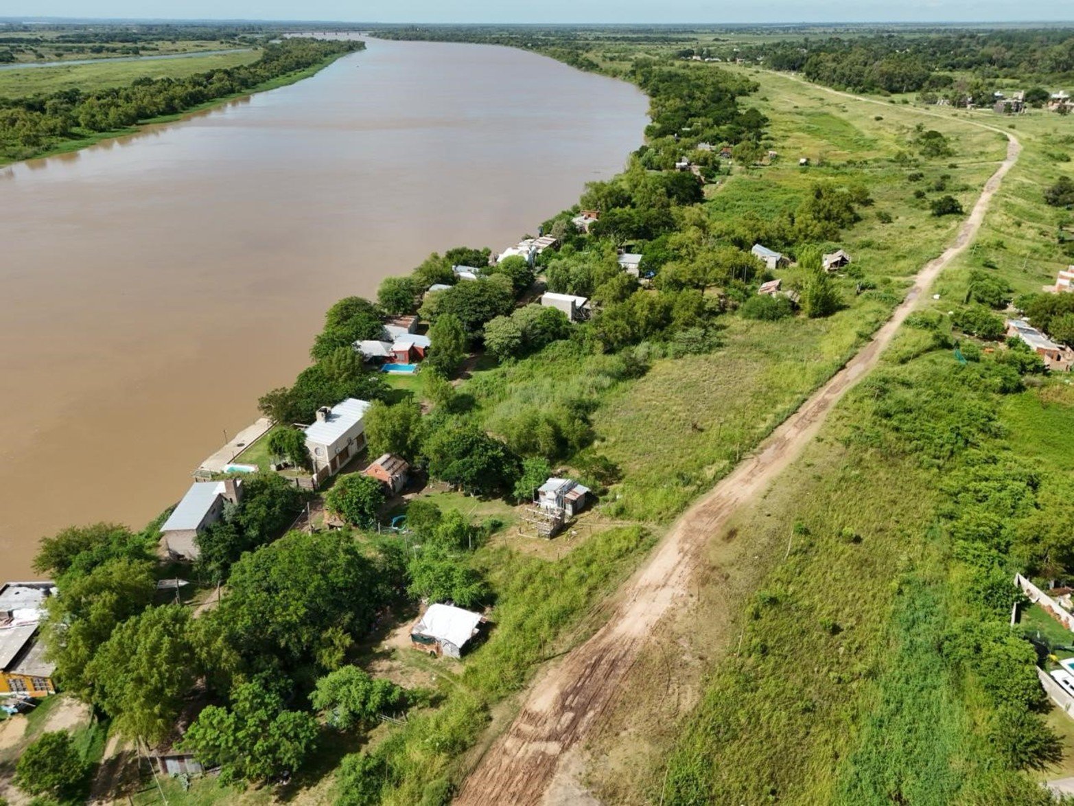 La presencia ocasional de patrullas no alcanza para frenar nuevas ocupaciones, señalan los vecinos.
