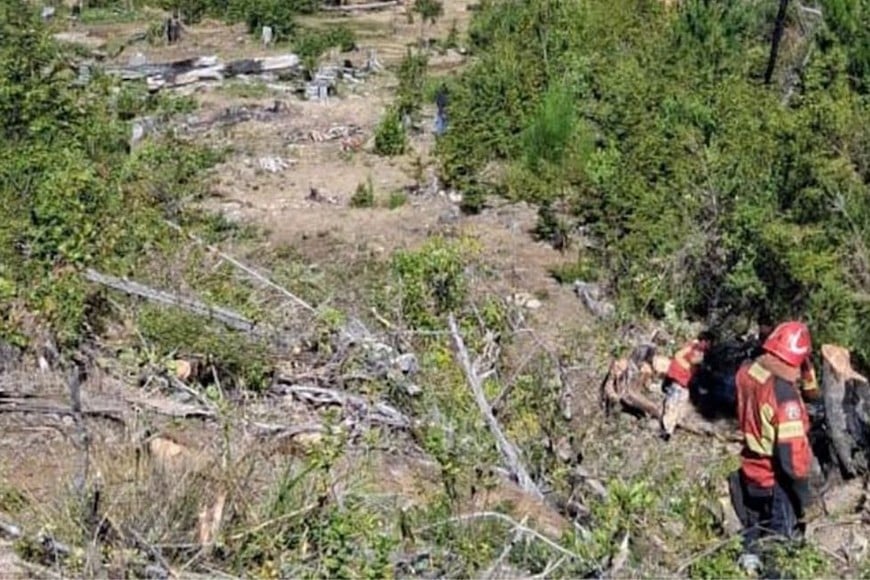 Mantienen un operativo intenso para consolidar la contención y evitar que el fuego avance.