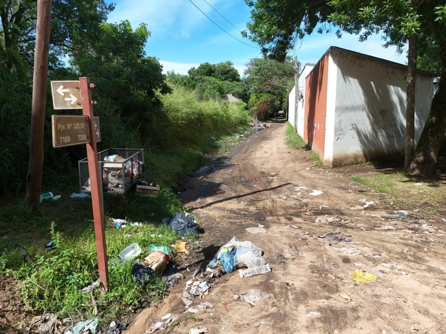 La acumulación de basura en inmediaciones del terraplén es otro de los reclamos por el deterioro del entorno.