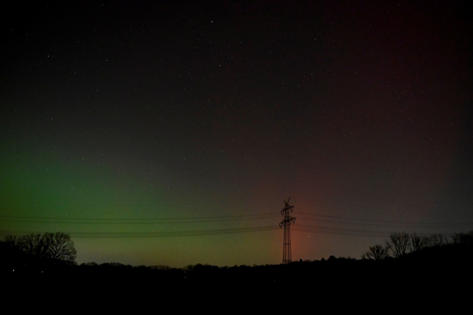 El fenómeno natural —resultado de la interacción entre partículas solares y el campo magnético terrestre— se pudo apreciar si el cielo estaba despejado y sin contaminación lumínica.