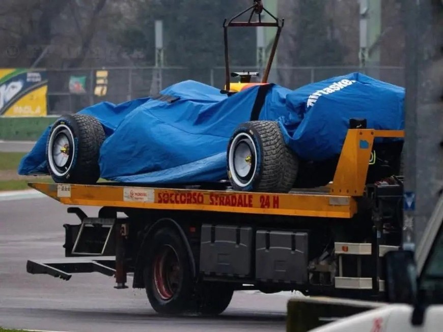 Debut accidentado para Lindblad: choque en el primer shakedown del Racing Bulls 2026
