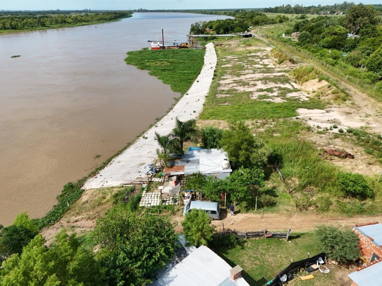 Las construcciones informales se instalan sobre zonas sensibles del terraplén, generando filtraciones y riesgo ante crecidas.