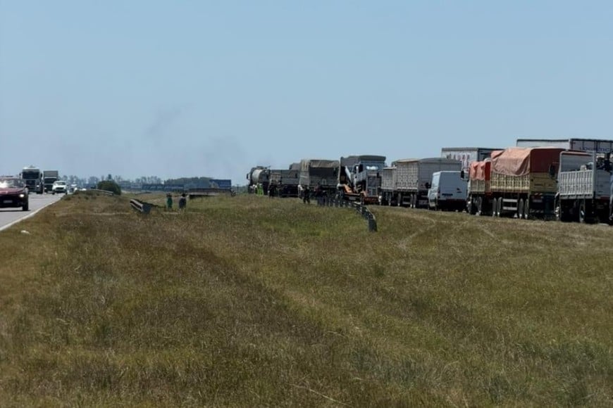 Choque múltiple de camiones en la autopista Rosario–Buenos Aires, altura Pavón.
