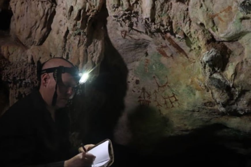 El profesor Maxime Aubert trabajando en la cueva. Fotos: Nature