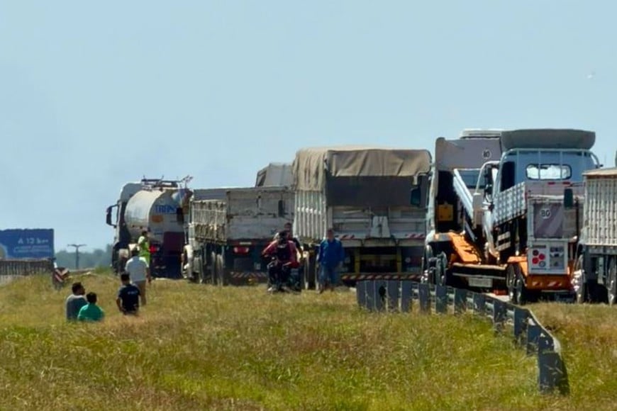 Choque múltiple de camiones en la autopista Rosario–Buenos Aires, altura Pavón.