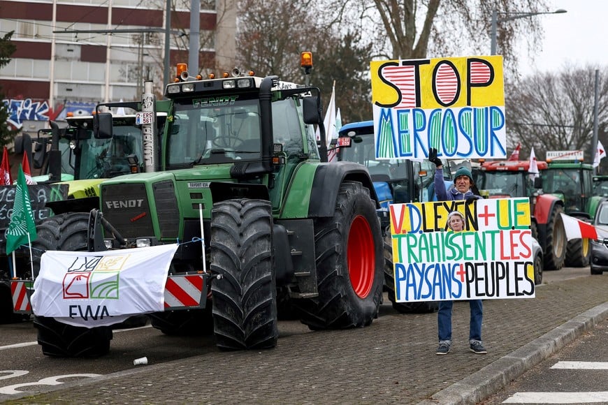 A man holds placards, as French farmers from FNSEA and Jeunes Agriculteurs farm unions take part in a demonstration to protest against the EU-Mercosur free trade agreement, in Strasbourg, France, January 20, 2026. REUTERS/Yves Herman     TPX IMAGES OF THE DAY