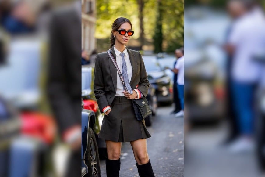 En pasarelas y street style, la corbata suma fuerza visual y un guiño andrógino al outfit.